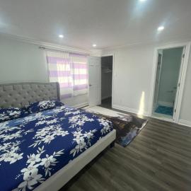 Triple M Lodge Master Bedroom, hotel in Mississauga