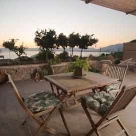 Wood&Stone Guesthouse, hotel in Almirón