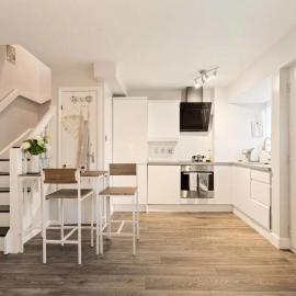 Snug & Cosy Home In Thamesmead Overlooking A Park, hotel in Thamesmead