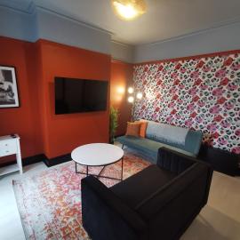Large 5 Bed House, 9 Beds + Parking + 3 bathrooms, hotel a Wirral