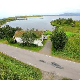Lite hus ved sjøen