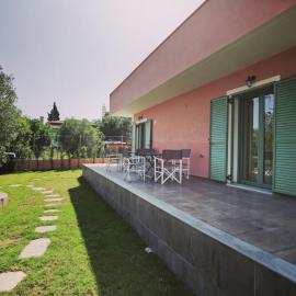 Elpida Suites, hotel in Nea Irakleia