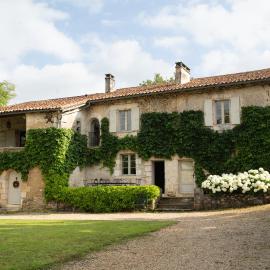LA CROIX DES GRANGES، فندق في Chapdeuil