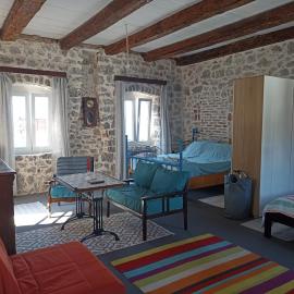 19th century stone house on the seashore, hotel v mestu Radovići