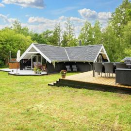 Bright Cottage with Hot Tub