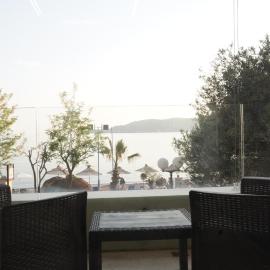 Beachfront 2BR Apartment with Balcony and Sea View, Biser Mora, hotel in Rafailovici