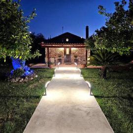 Patras stonehouse with large yard - Πέτρινο σπίτι με αυλή, hotelli kohteessa Paralía