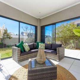 Urban Oasis - 3 Bedroom Home، فندق في Sandton