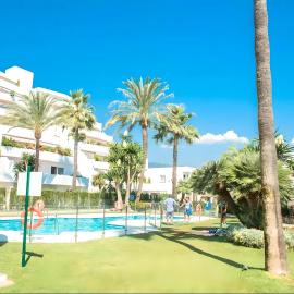 Gorgeous 2BR Apt. w/ Mountain View Puerto Banus, khách sạn ở Marbella