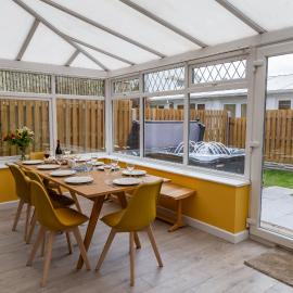Spacious Cottage with Private Hot Tub، فندق في Baildon