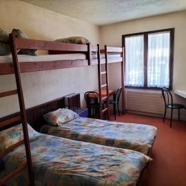Chambre Quadruple avec Salle de Bains Privative 1, hôtel à Vallouise