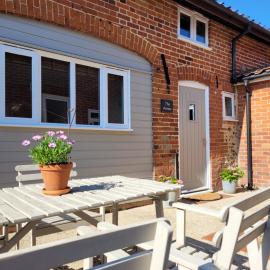 Entire 2 bed coach house in peaceful Norfolk village