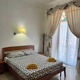 Alloggio in centro ben servito, hotel in Savona