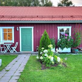 Gårdshus i vacker trädgårdsmiljö med egen parkering, hotel in Umeå