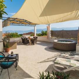 Amazing Apartment In Mirca With House Sea View, hotelli kohteessa Mirce