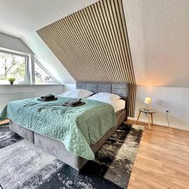 Großes City-Ferienhaus mit Terrasse, Grill und Parkplatz F19, hotel in Oldenburg