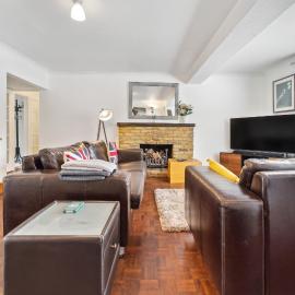 5 double beds in a detached house in Cheshunt, hotel in Cheshunt