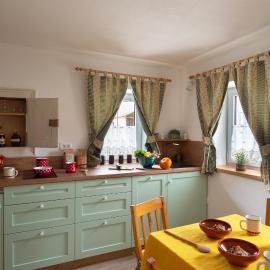 Cherry house - cosy house - ideal for bear watching, in the neighborhood of the medieval Snežnik castle, viešbutis mieste Stari Trg pri Ložu