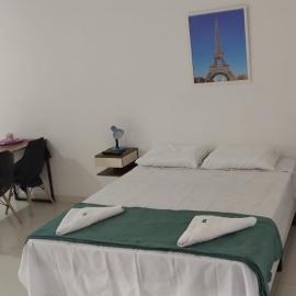 Loft PARIS para Casais, em Iguaba Grande, Centro , 150 metros da praia, até 3 pessoas, hotelli kohteessa Iguaba Grande