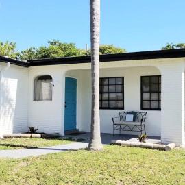Whole House+Renovated+Pool+Lanai+BBQ+Close to All, hotel in West Palm Beach