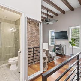 Perfect Location! Stylish Condo Steps Away from Nationals Stadium and Navy Yard in DC's Southwest Gem, hotel di Washington