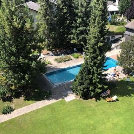 Laax with indoor and outside pool, sauna, 200 Meter to Ski lift , Fitnessroom, Tennis Place, Joyroom, Parkstadion Reserve، فندق في لاكس