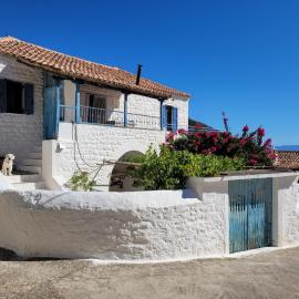 Lovely traditionnal house with sea view, hotel a Tyros