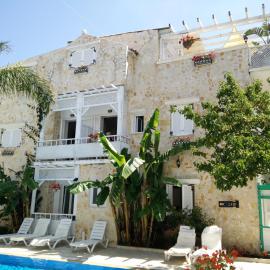 Villa Tasos, hotel v mestu Acharavi