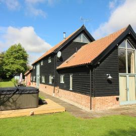 Old Oak Barn - Beautiful barn conversion with wonderful Jacuzzi hot tub، فندق في ستوماركت