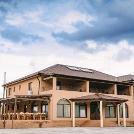PENSIUNE-RESTAURANT Palace، فندق في Cărpinet