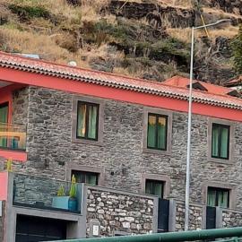 Chalé Esmeralda - Charming Studios in Calheta Beach, khách sạn ở Calheta