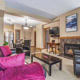Spacious King Bed with Pool & Hot Tubs, hotel a Canmore
