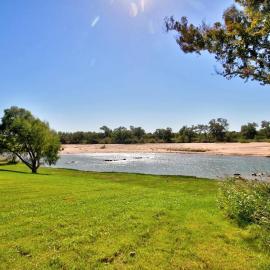 Eagle's Grotto - Quiet 5 Acre Riverside Retreat on Llano River, hotel em Llano