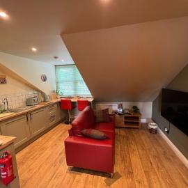 1 Bed Studio - Sleeps 2 - Wifi - Parking