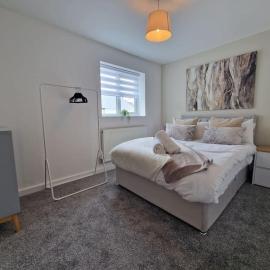 Charming 2 BedRoom Tredegar Gem. Sleeps 4, hotel a Tredegar