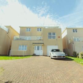 Luxury Trearddur Bay beach house with sea views, hotel u gradu 'Trearddur'