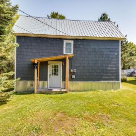 Pet-Friendly Michigan Getaway w/ Porch & Kayaks!, hotel en Ontonagon
