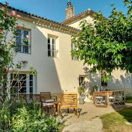 Petit Est - Eco Cottage in large private garden near Saint-Emilion, hotel em Blasimon