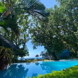 Camiguin Island Golden Sunset Beach Club, hotel u Mambajau