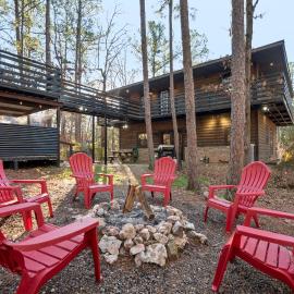 Hochatown Hot Tub Firepit Arcade Dog Friendly BBQ, hotel in Broken Bow
