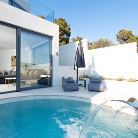 White Cliff Luxury Suites, hotel in Porto Rafti