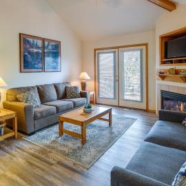 Resort-Style Klamath Falls Home, Golf Course View!, hotel a Klamath Falls