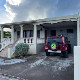 Mountain view Apartment, hotell i Basseterre