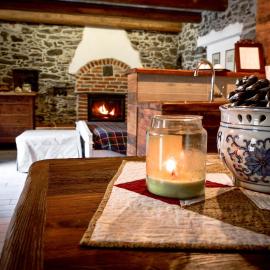 Chalet in pietra e legno con caminetto