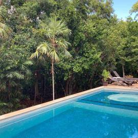 Aku-Chic Newly furbished condo Jungle pool, hotel em Xetna