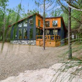 The Ember House - Luxury Honeymoon Cabin, hotel u gradu Broken Bou