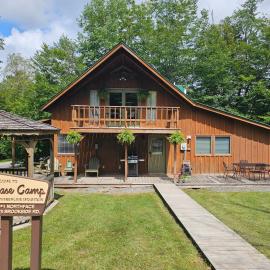 Base Camp, Hotel in Cortland