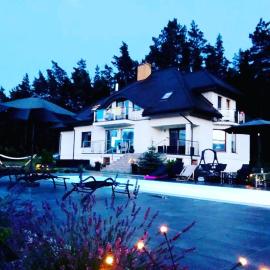 Saskia Dwór & Spa willa z podgrzewanym basenem, hotel in Podmacharce