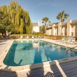 Viesnīca St Simons Island Condo w/ Deck & Outdoor Shower pilsētā Saint Simon Mills