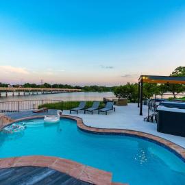 Lakefront Home Insane Views - Pool Spa Gameroom, hotel in Kingsland